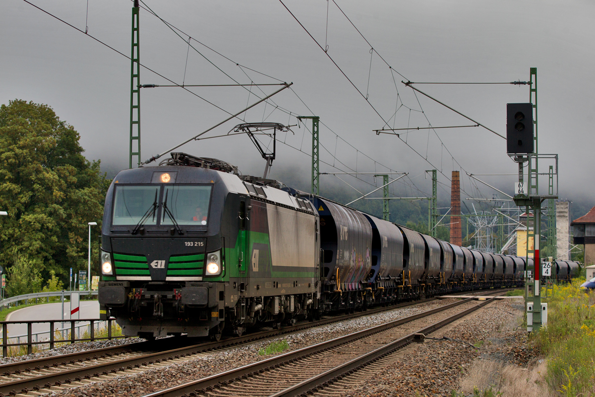 193 215 donnert am frühen Morgen mit einem Getreidezug in Königstein nordwärts.Bild vom 23.8.2016