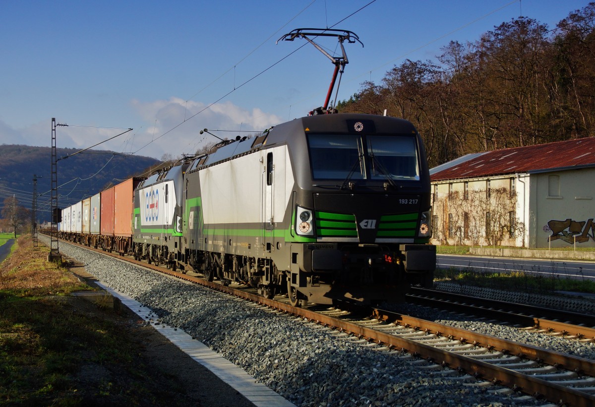 193 217-7 und 193 217-8 von ELL sind gemeinsam in Richtung Würzburg am 09.12.15 bei Gambach zu sehen.