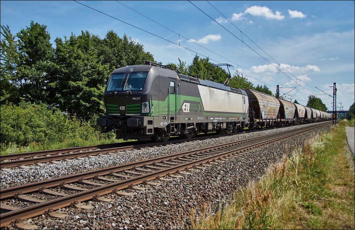 193 217 von der ELL ist am 05.07.2017 mit einen Schüttgutzug bei Thüngersheim zu sehen.