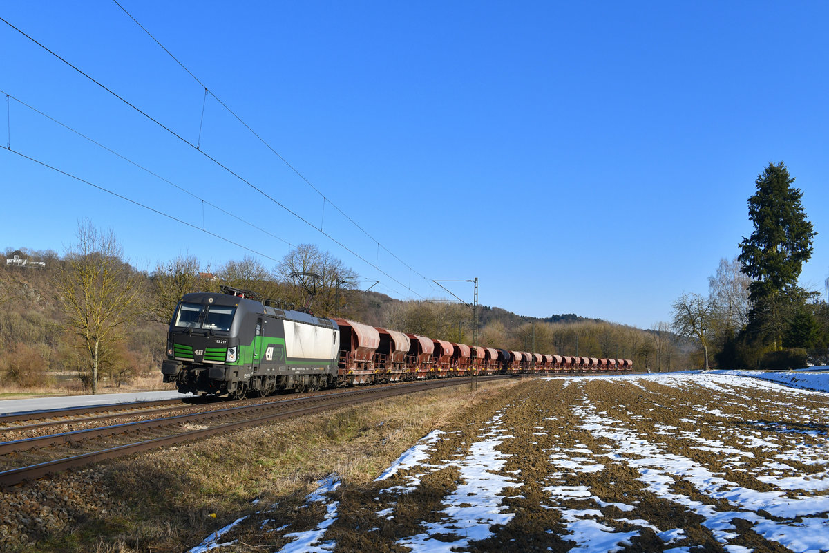 193 217 mit dem Magnesitzug am 25.02.2018 bei Einöd. 