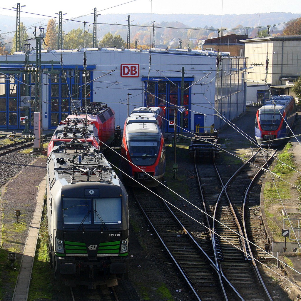 193 218 von der OHE Cargo (ELL) steht  abgestellt in Aachen-Hbf.  
Aufgenommen von der Burtscheider Brücke.
Bei schönem Herbstwetter am Mittag vom 31.10.2015.