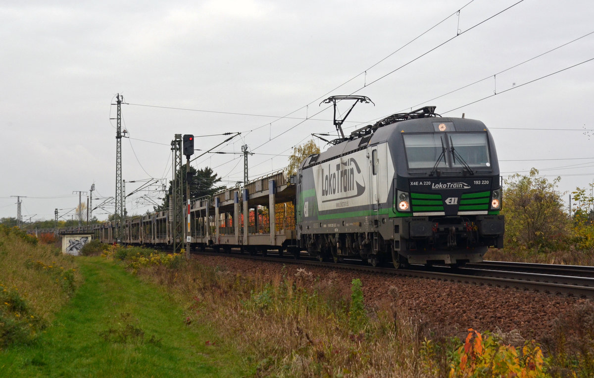 193 220 der Lokotrain führte einen leeren BLG-Autozug am 29.10.16 durch Zeithain Richtung Dresden.