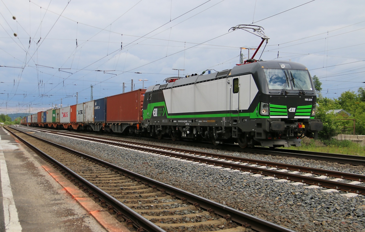 193 224 mit Containerzug in Fahrtrichtung Süden. Aufgenommen in Eichenberg am 27.05.2015.