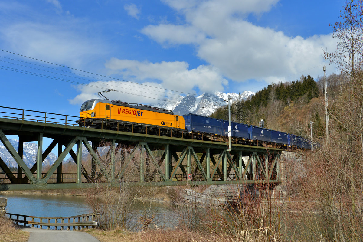 193 226 mit dem GAG 61826 am 10.03.2016 bei Bischofshofen. 