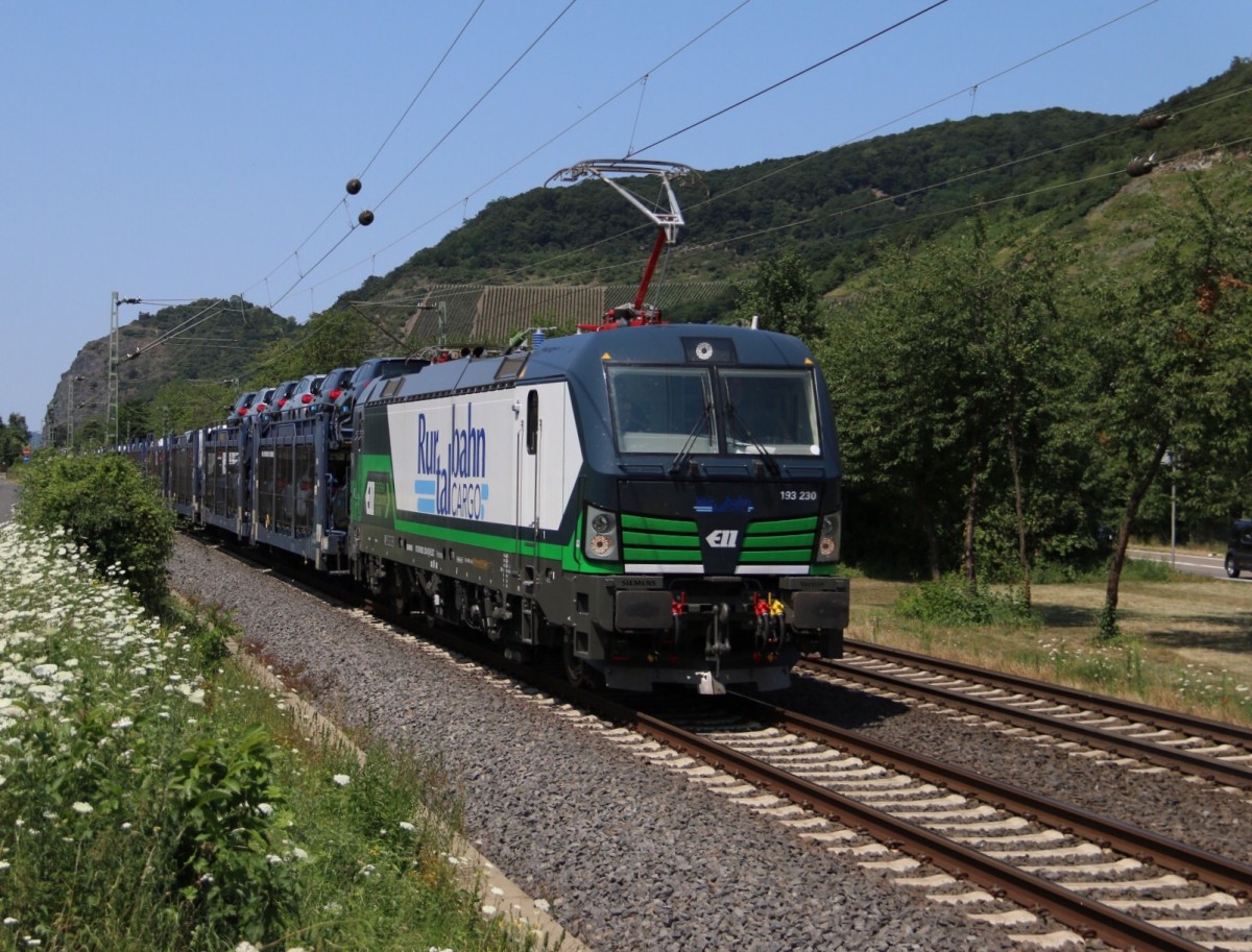 193 230 der ELL für Rurtalbahn Cargo mit Autotransportzug in Richtung Neuwied. Aufgenommen am 17.07.2015 in Leutesdorf.