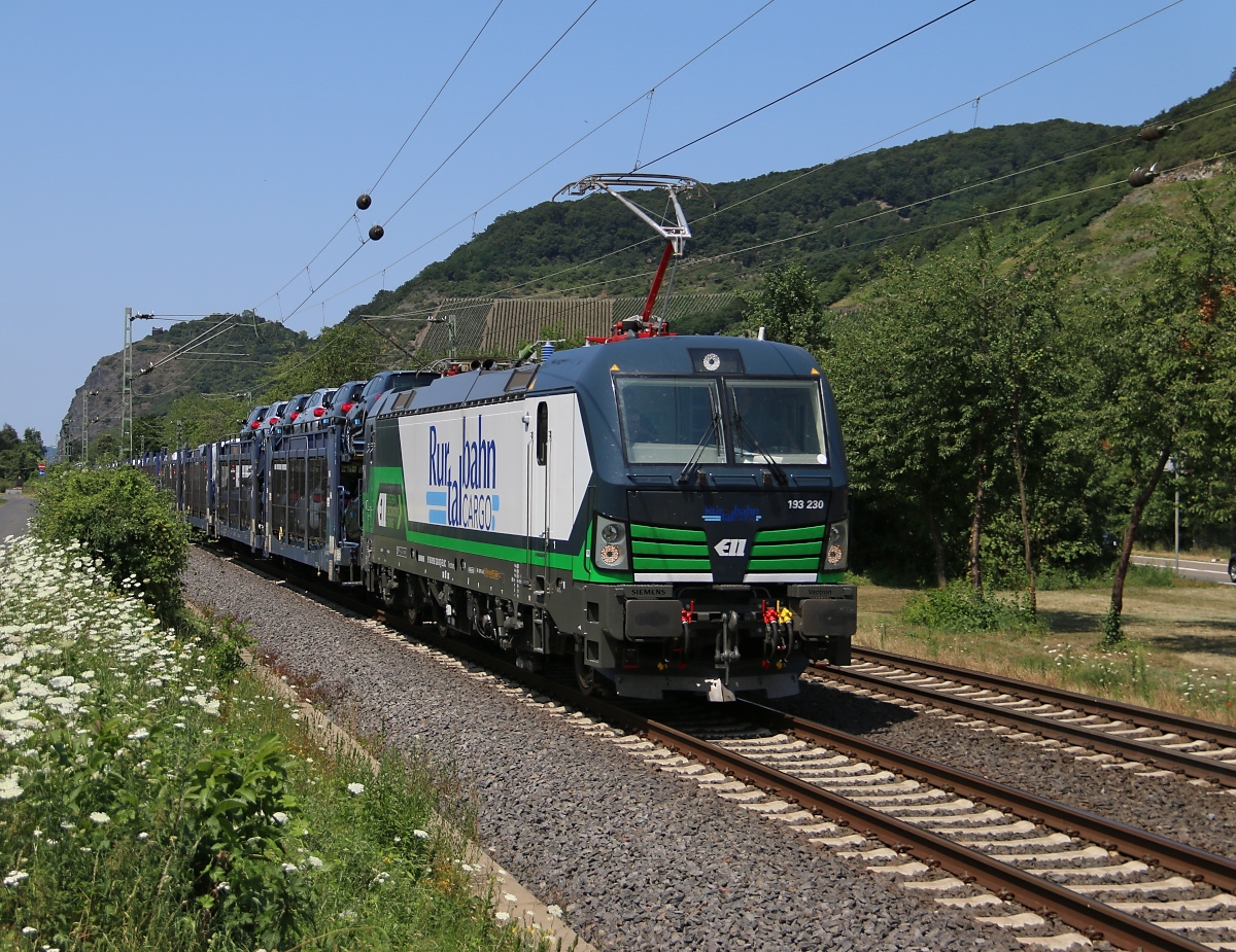 193 230 mit Autotransportzug in Fahrtrichtung Koblenz. Aufgenommen am 17.07.2015 in Leutesdorf.