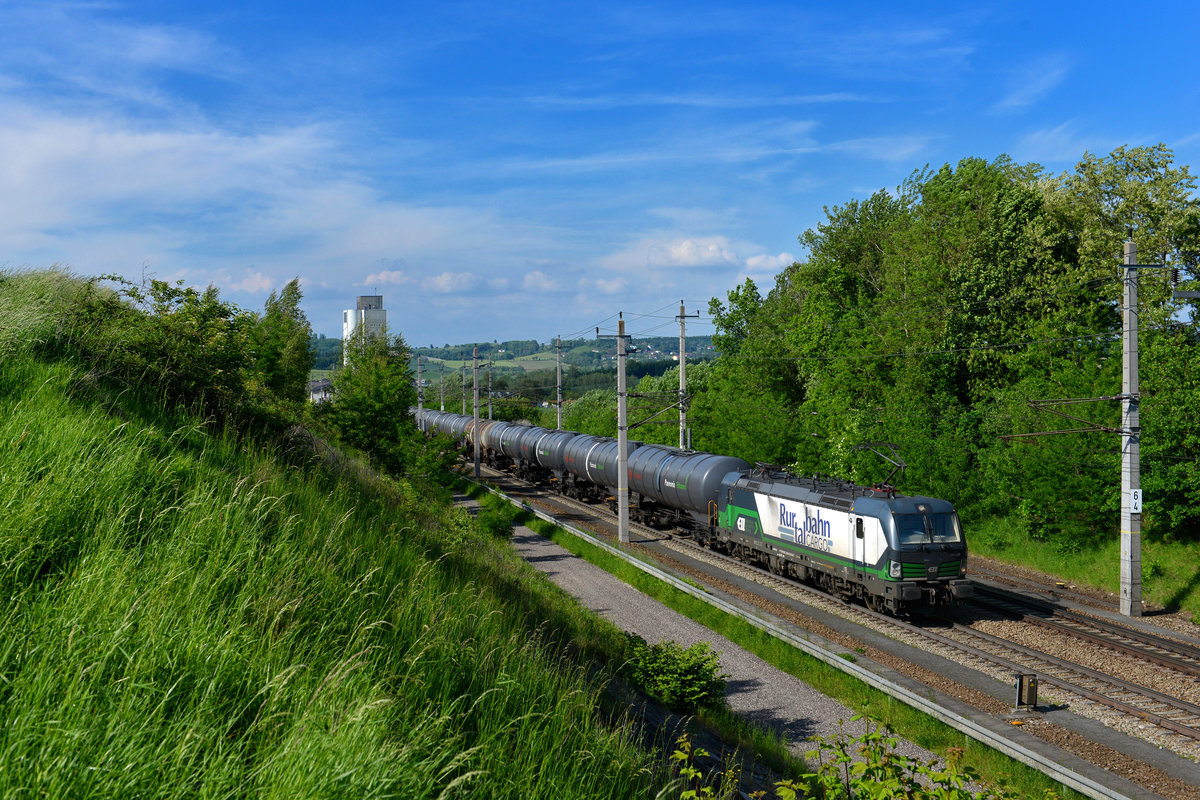 193 230 mit einem Kesselzug am 23.05.2017 bei Haiding. 