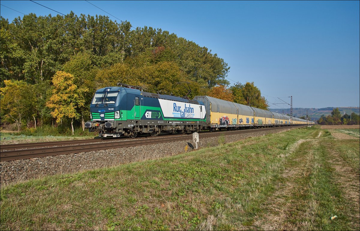 193 230 ist mit einen Autozug am 10.10.2018 bei Retzbach-Zellingen unterwegs.