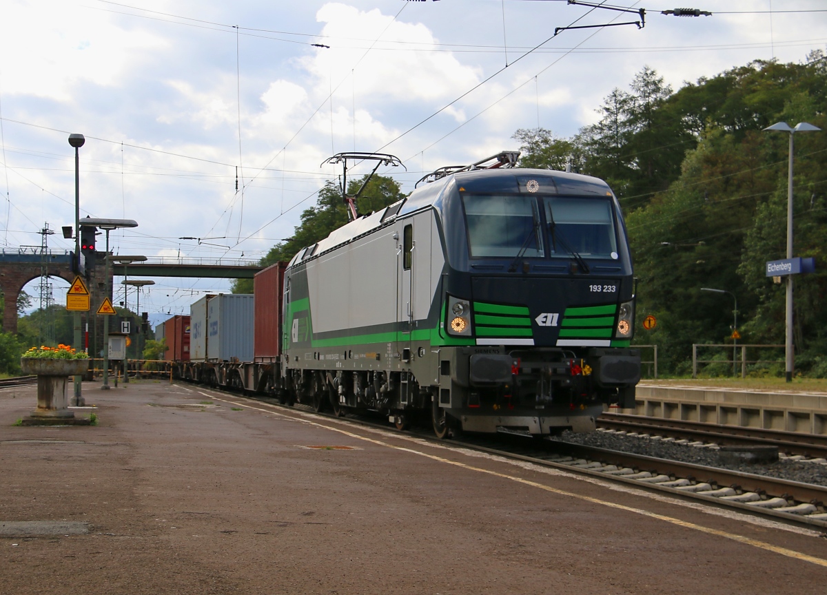 193 233 mit Containerzug in Fahrtrichtung Norden. Aufgenommen am 20.09.2015 in Eichenberg. 