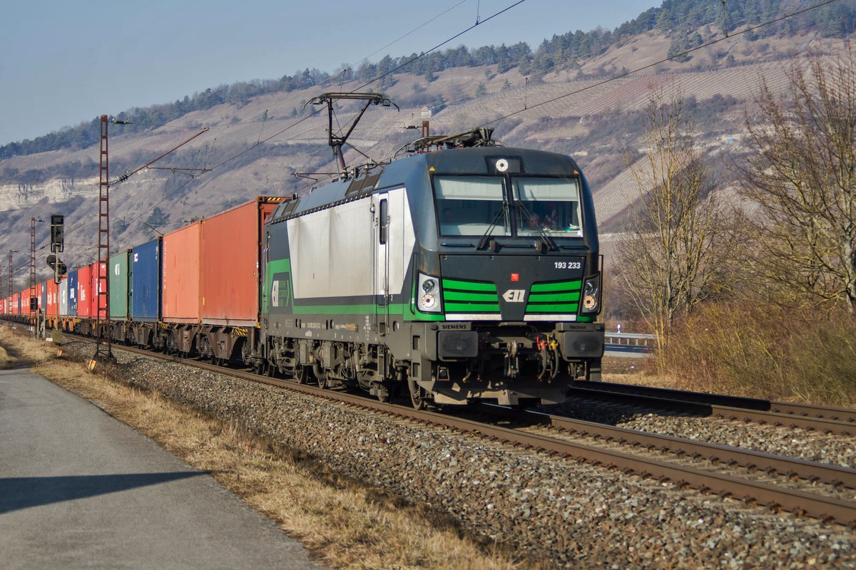 193 233 ist mit einen Containerzug am 15.02.2017 bei Thüngersheim zu sehen.