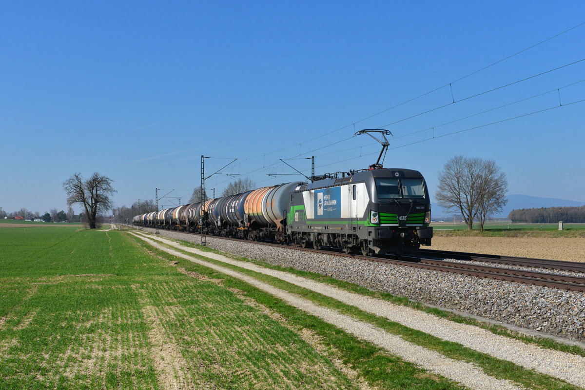 193 237 mit einem Kesselzug am 28.03.2017 bei Langenisarhofen. 