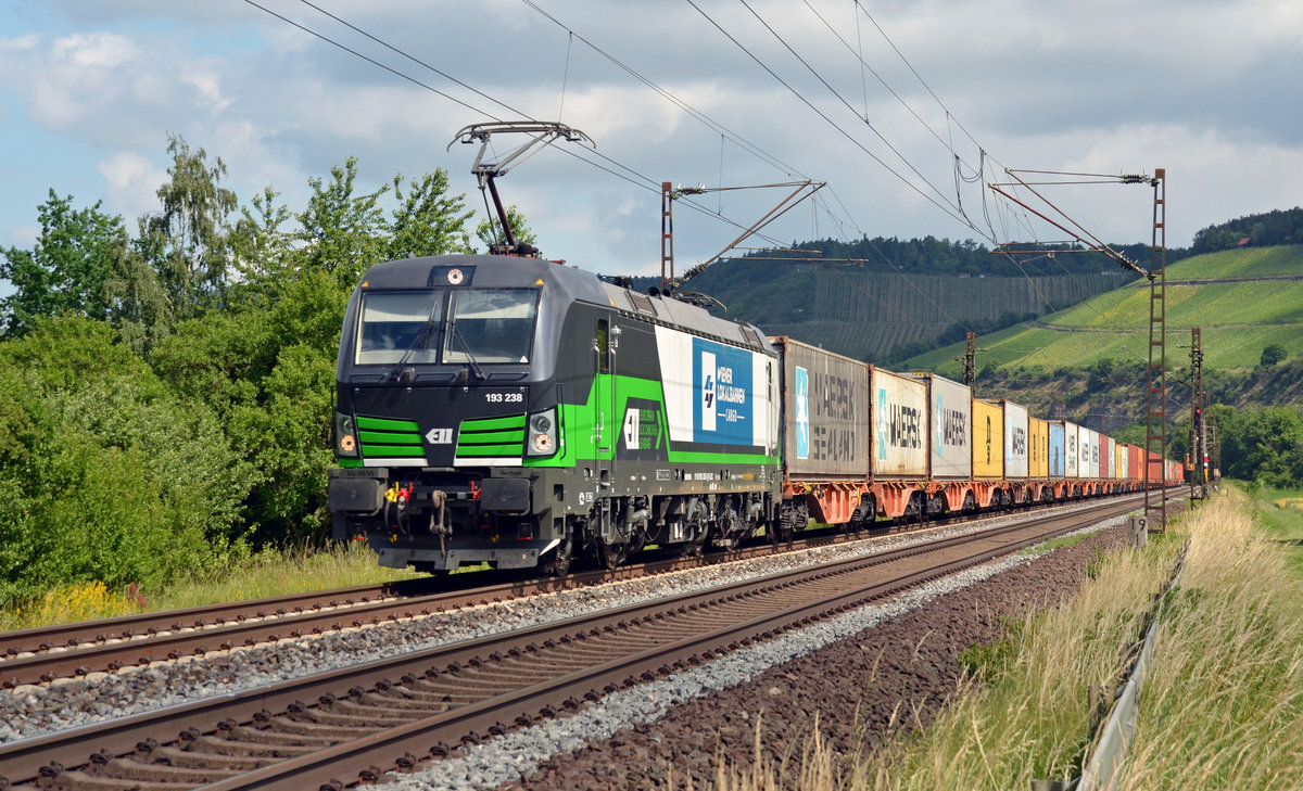 193 238, welche für die Wiener Lokalbahn unterwegs ist, schleppte am 16.06.17 einen Containerzug durch Himmelstadt Richtung Würzburg.