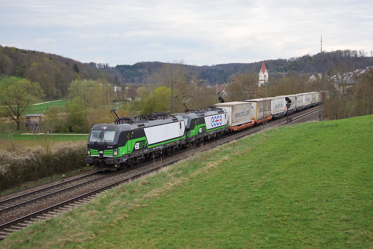 193 239 und eine Schwester von ELL ziehen am 16. April 2018 den ekol-Zug durch Lonsee Richtung München.