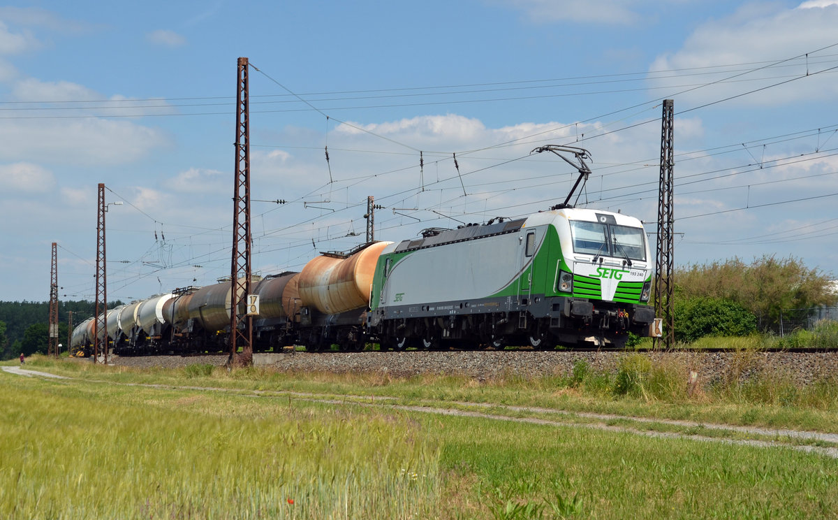 193 240 der SETG führte am 14.06.17 einen Kesselwagenzug durch Retzbach-Zellingen Richtung Würzburg.