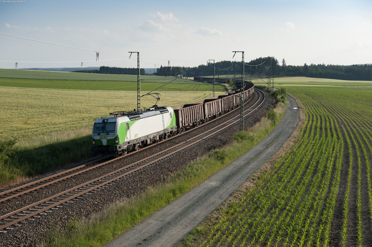 193 240 der SETG mit einem Eaos-Zug bei Kornbach Richtung Plauen, 04.06.2018