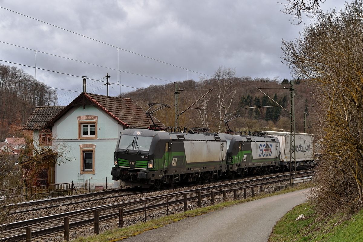 193 241 und 193 211 zogen am 7. März 2019 in Doppeltraktion den elok-Klv durch Urspring Richtung Ulm.