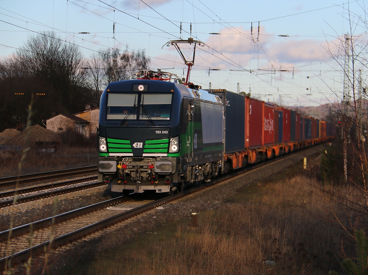 193 243 mit Containerzug in Fahrtrichtung Süden. Aufgenommen am 10.01.2016 in Eichenberg.