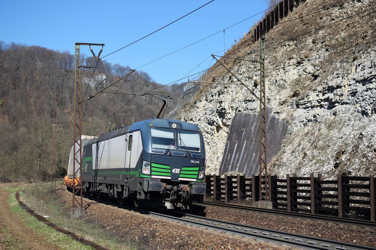 193 244 der ELL ist am 7. April 2018 damit betraut den ekol-Zug die Geislinger Steige hinauf zu ziehen.