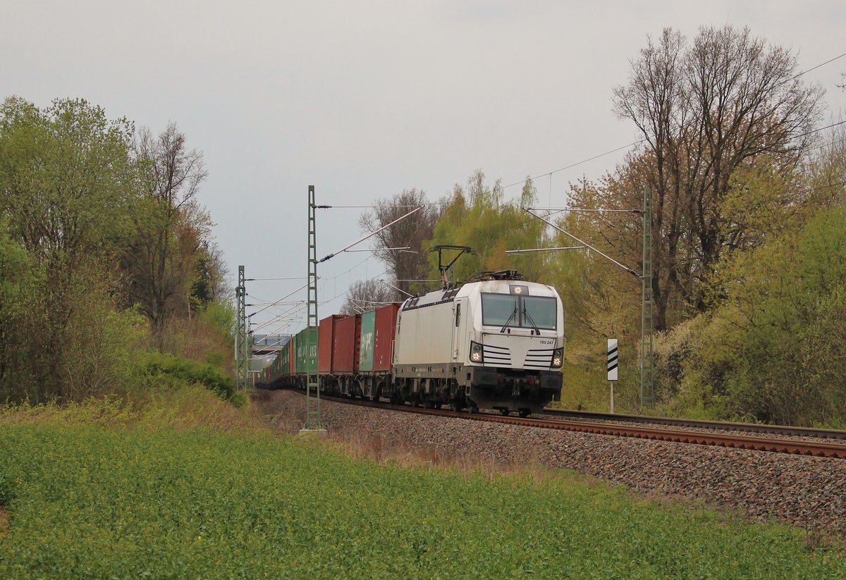 193 247 mit dem Container aus Wiesau ist am 27.04.17 bei Plauen/V. zu sehen.