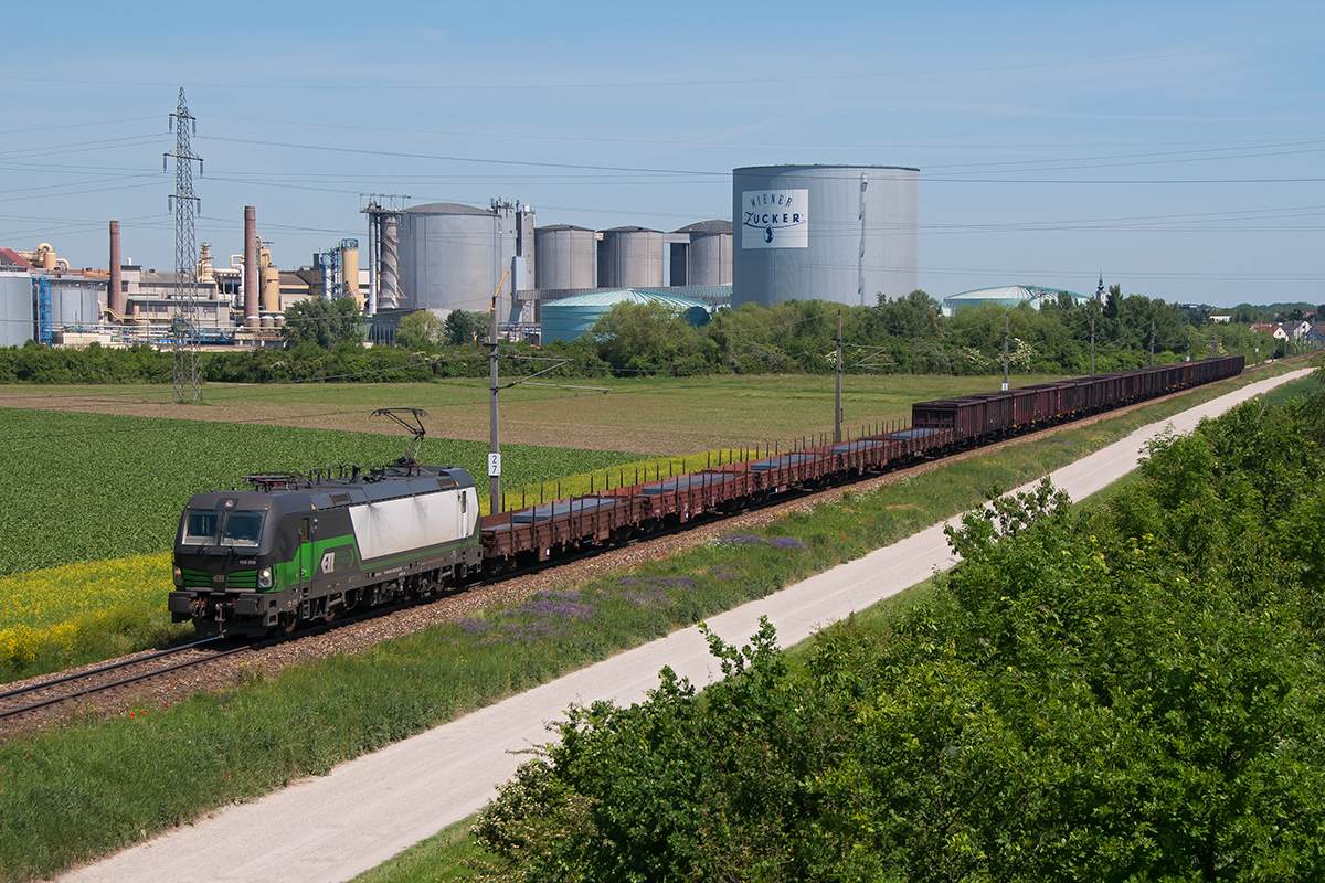 193 250, mit einem Güterzug zwischen Tulln Stadt und Tullnerfeld. Die Aufnahme entstand um 11:56 am 29.05.2017.