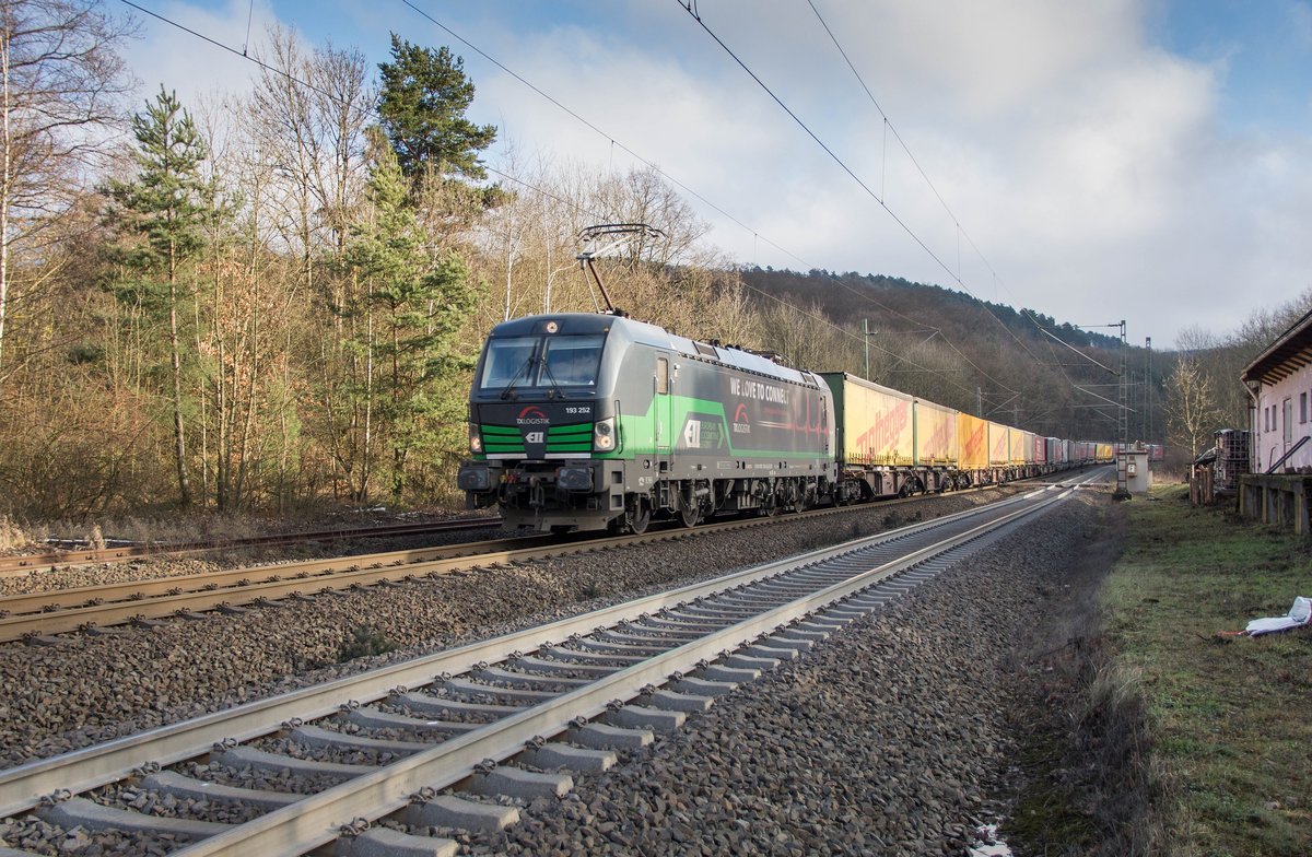 193 252 ist in Richtung Norden mit einen Aufliegerzug am 15.12.16 bei Vollmerz unterwegs.