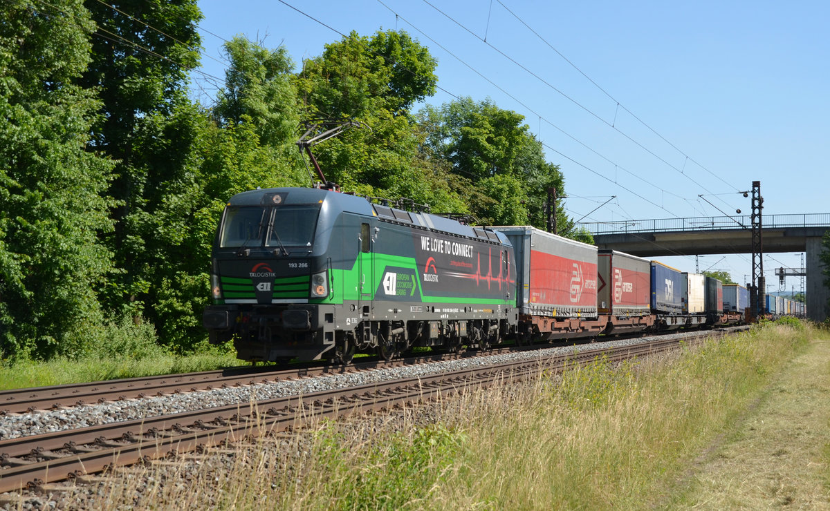 193 266 der TX führte am 14.06.17 einen KLV-Zug durch Thüngersheim Richtung Gemünden.