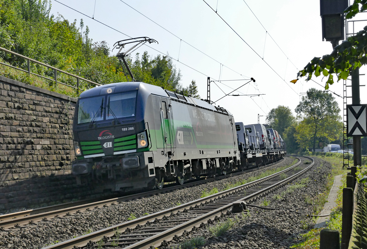 193 266 der TXLogistik mit Güterzug in Königswinter - 27.09.2017