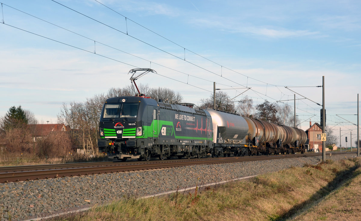 193 275 der TX Logistik zog am 08.12.16 einen wahrlich kurzen Kesselwagenzug durch Braschwitz Richtung Halle(S). Die Lok war zu dieser Zeit an die VTG Rail vermietet und war auf dem Weg nach Buna.