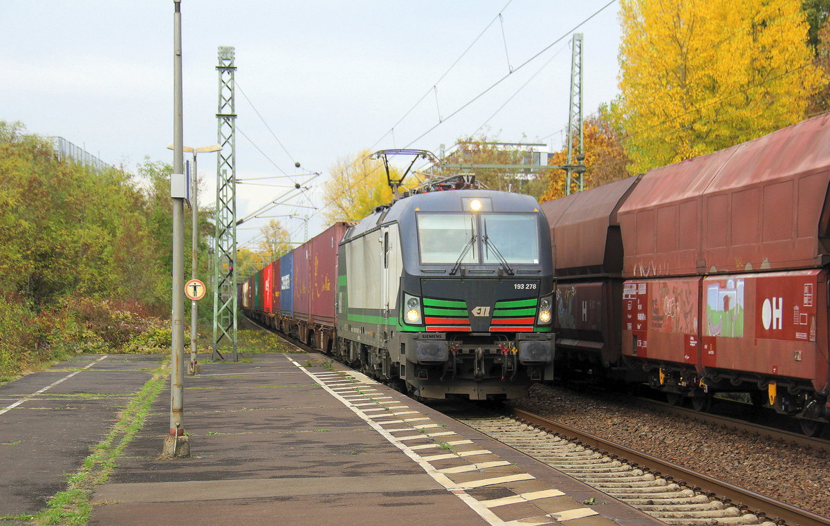 193 278 von ELL  kommt mit einem Containerzug aus Norden nach Süden  und kommt aus Richtung Köln-Gremberg und fährt durch Bonn-Oberkassel in Richtung Koblenz. 
Aufgenommen vom Bahnsteig von Bonn-Oberkassel an der rechten Rheinstrecke. 
Am Nachmittag vom 2.11.2018.