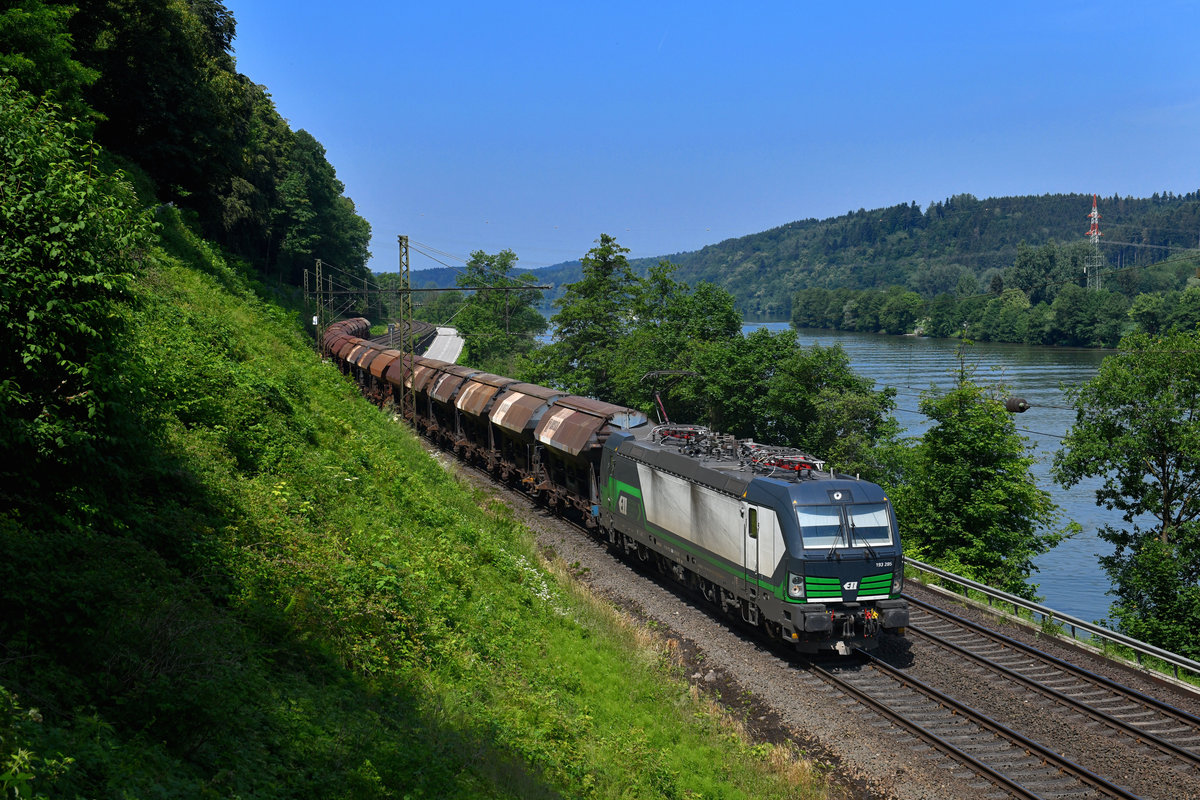 193 285 mit einem Düngerzug am 31.05.2018 bei Seestetten. 