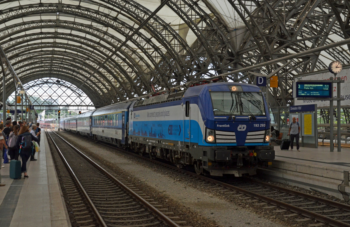 193 293 erreicht mit dem EC 175 nach Prag am 26.06.18 den Hbf Dresden.