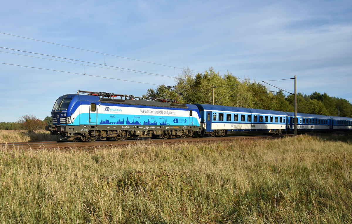 193 294-6 mit dem EuroCity aus Prag, kurz vor der Einfahrt am Bahnhof Büchen. 3km östlich von Büchen, 08.10.2018.