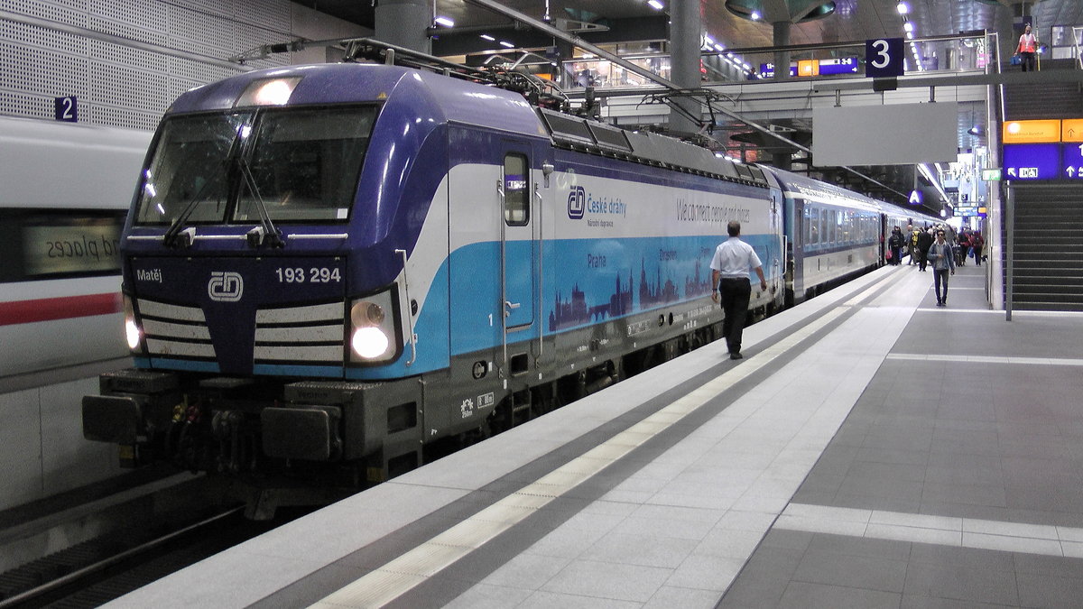 193 294  Matej  bespannt den Eurocity nach Prag, hier in Berlin Hbf tief. 31.08.2018 15:09 Uhr.