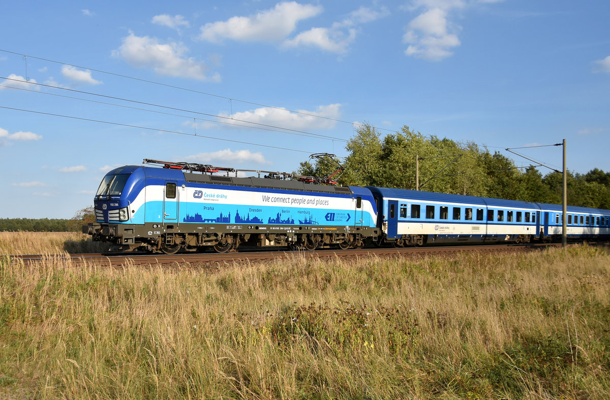 193 296-1 mit dem Eurocity aus Prag, kurz vor der Einfahrt am Bahnhof Büchen. 3km östlich von Büchen, 19.09.2018.