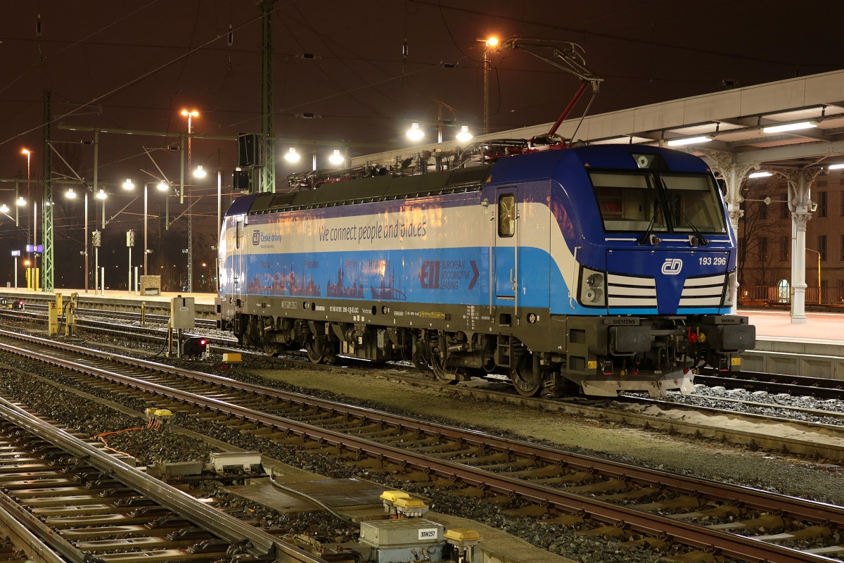 193 296 (Siemens Vectron) der České dráhy ist im Vorfeld des Dresdner Hbf abgestellt und wartet auf eine neue EuroCity-Leistung Richtung Prag (Praha hl.n.). [16.12.2017 | 17:09 Uhr]