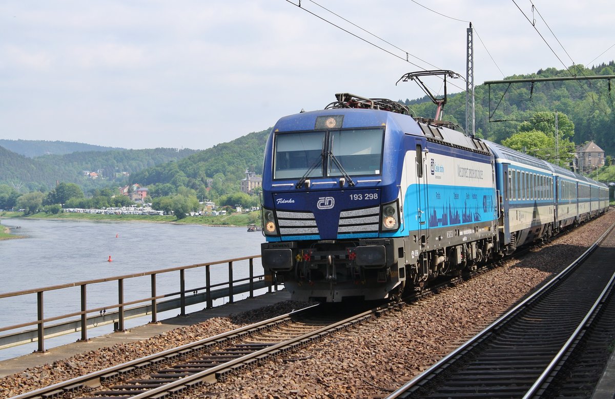 193 298 passiert am 11.5.2018 mit dem EC174 von Praha hl.n. nach Hamburg-Altona den Bahnhof Königstein.