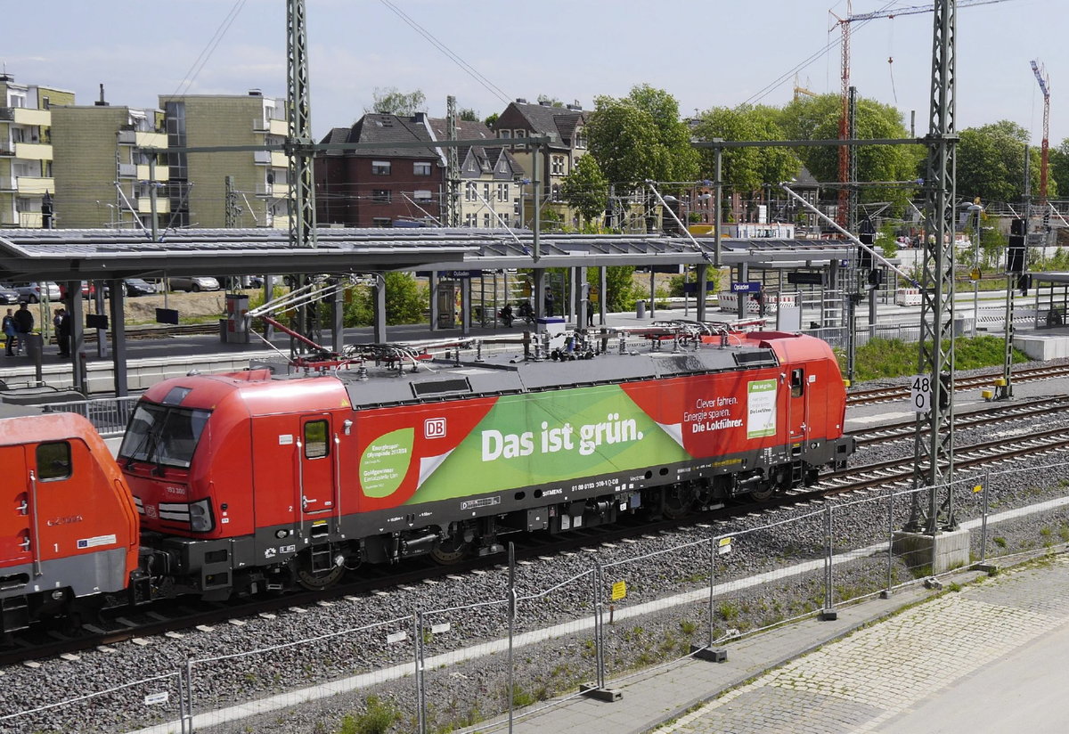 193 300 mit einer unerkannt gebliebenen Traxx im Schlepp; Opladen, 3.5.18. Im Hintergrund der neue Personenbahnhof Opladen, an dem die Gütergleise jetzt dicht vorbeiführen.