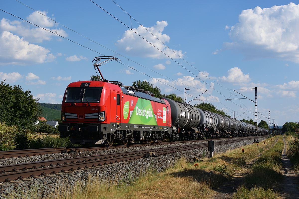 193 301  Das ist grün  zieht am 26. Juli 2018 einem Kesselwagenganzzug bei Thüngersheim Richtung Gemünden.