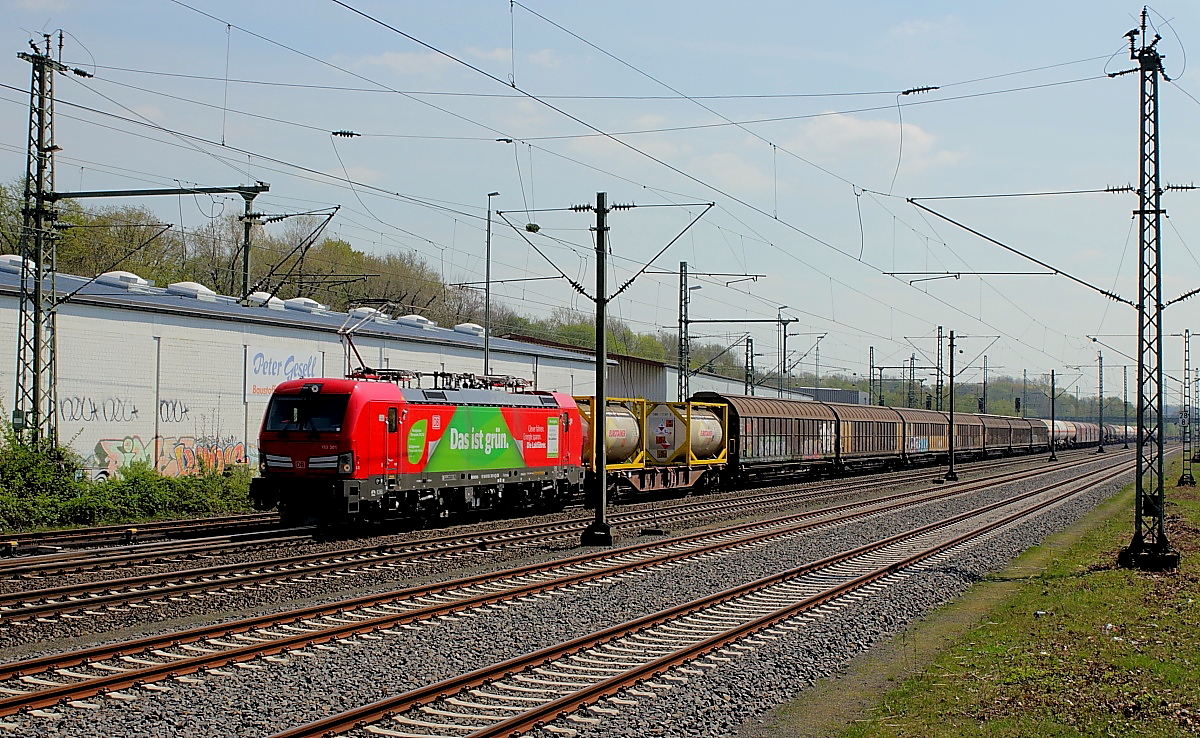 193 301 zieht am 18.04.2018 einen Güterzug durch Düsseldorf-Eller Richtung Norden