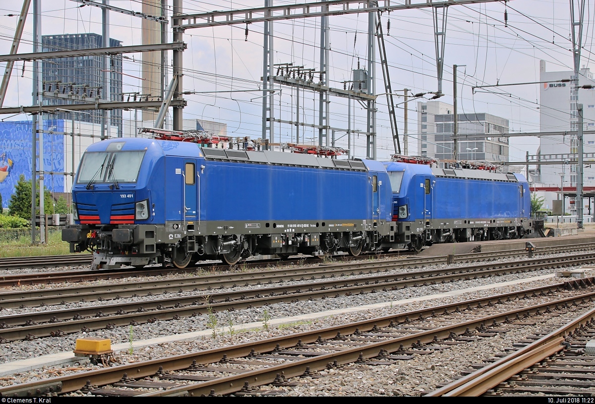 193 491-8 und 193 490-0 (Siemens Vectron) der Hupac AG sind im Bahnhof Pratteln (CH) abgestellt.
[10.7.2018 | 11:22 Uhr]