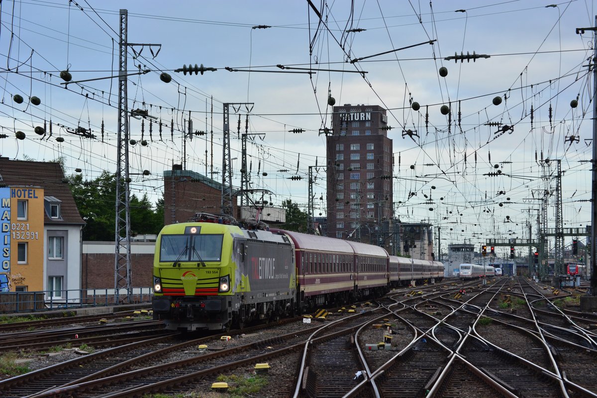 193 554 TXLeitwolf zog den Sonderzug zum Schlagermove nach Hamburg in den Kölner Hbf.

Köln Hbf 15.07.2017