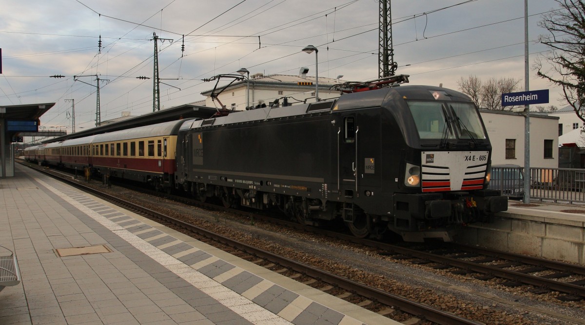 193 605-3(von Lokomotion angemietet) ist am 15.12.2015 mit dem Rheingoldexpress von Dortmund nach Salzburg unterwegs. Hier bei einem kurzen Stopp in Rosenheim, da Fahrgäste nach Kirchberg in Tirol mit dem Bus weiterfahren müssen.