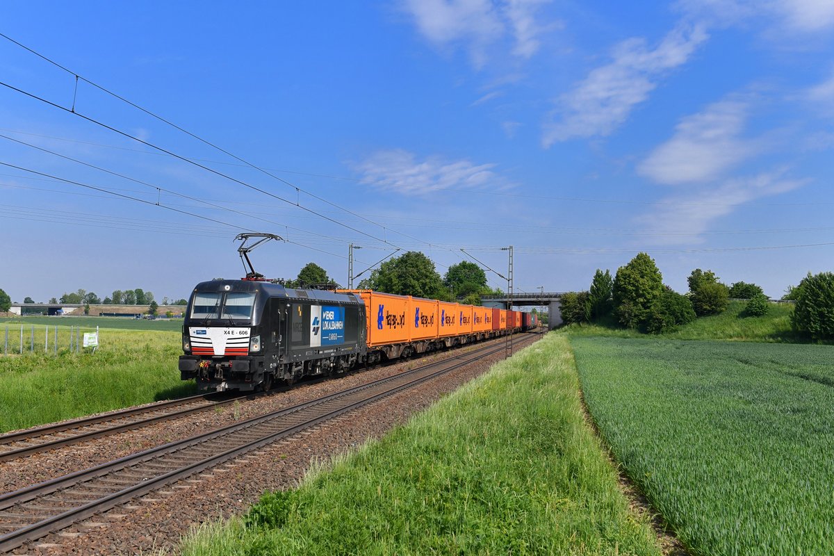 193 606 mit einem Containerzug am 10.05.2018 bei Plattling. 