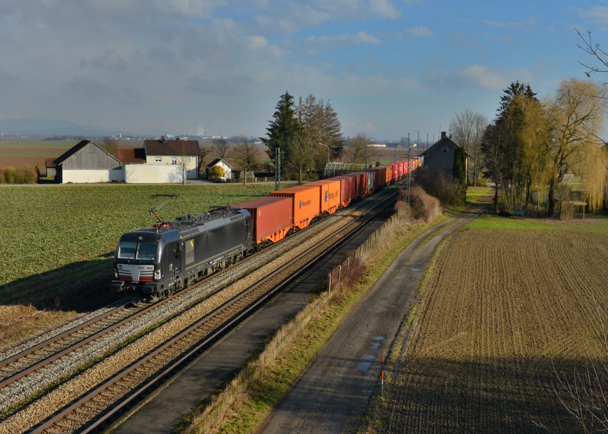 193 606 mit einem Containerzug am 12.02.2016 bei Stephansposching. 