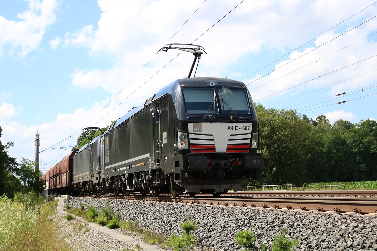 193 607 MRCE mit einer Schwesterlok als Gz fährt in Radbruch auf der Bahnstrecke Hannover–Hamburg (KBS 110) Richtung Lüneburg. [6.7.2017 - 15:25 Uhr]