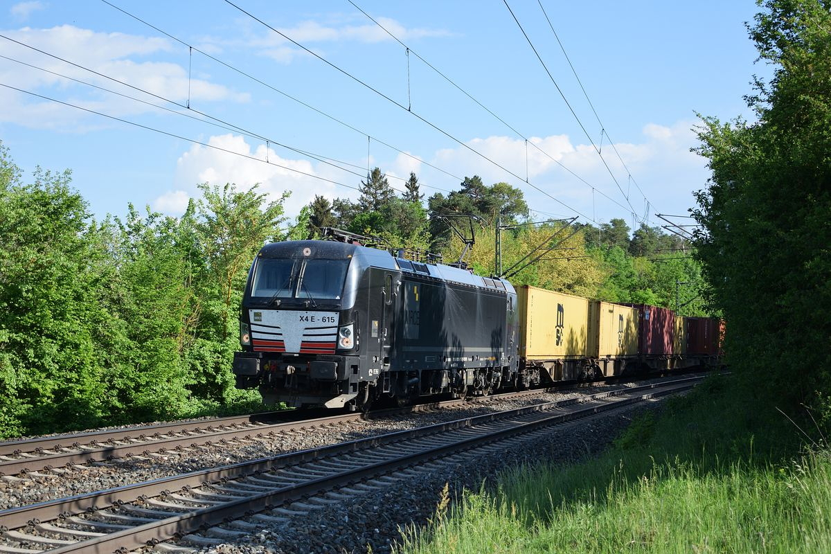 193 615 von MRCE zieht am 9. Mai 2018 einen Containerzug durch Westerstetten Richtung Stuttgart.