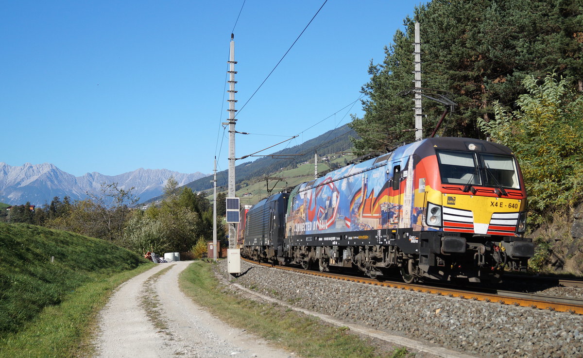 193 640 und ES 64 F4 098 mit einem Sattelauflieger-Zug nach Italien bei Mühlbachl, 13.10.2018.