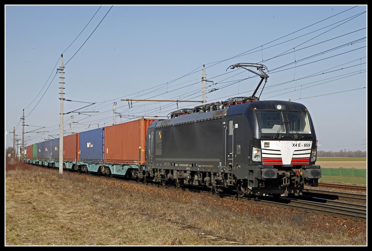 193 659 mit Güterzug bei Gramatneusiedl am 27.02.2019.