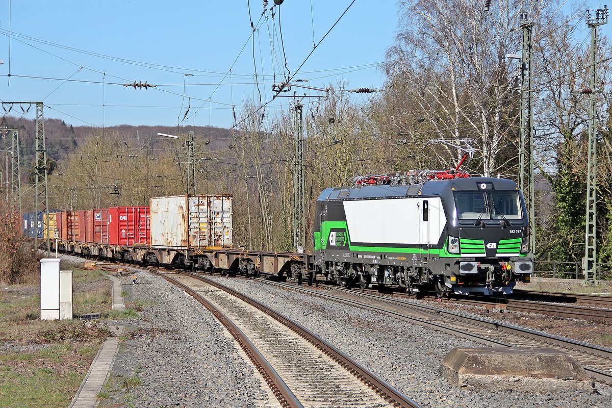 193 747 der ELL mit einem Überseecontainerzug von Kassel kommend in Richtung Bebra fahrend. Baunatal Guntershausen 22.03.2019