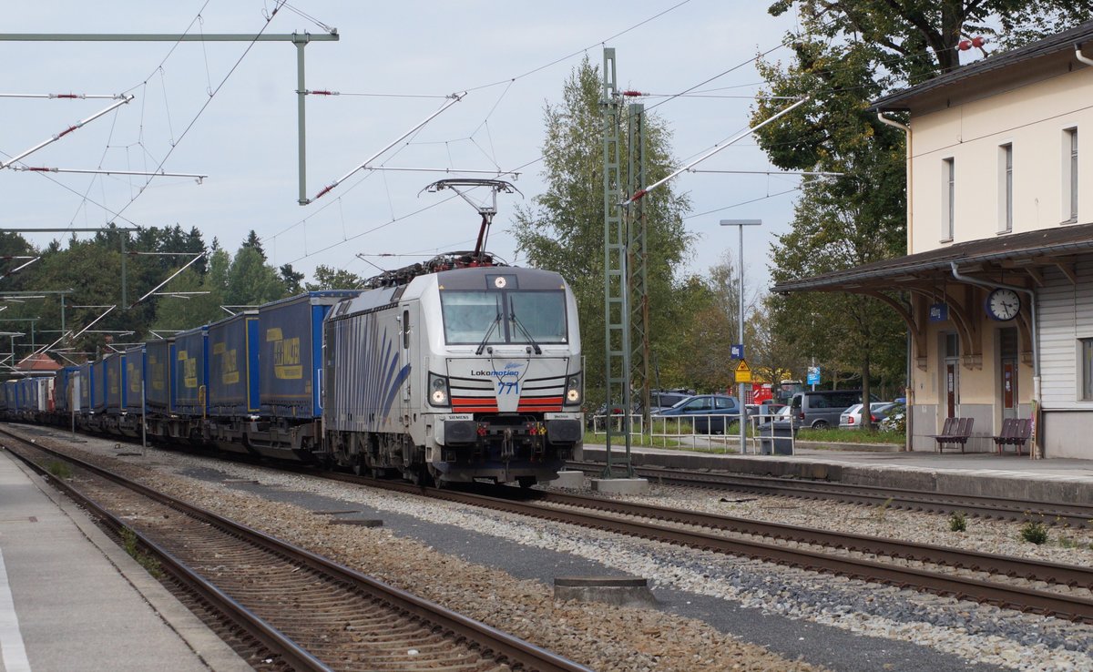 193 771 der Lokomotion mit Güterzug bei der Durchfahrt durch den Bahnhof Aßling nach Süden (Strecke München - Rosenheim). 22. September 2017